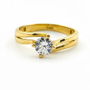 Anillo de compromiso en oro 14k con zirconia brillante y diseño dividido