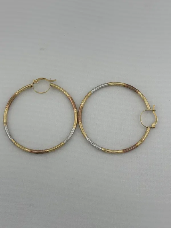 Aretes Aros Tricolor en Oro Sólido de 14K – Acabado Texturizado | Joyamex - Image 2