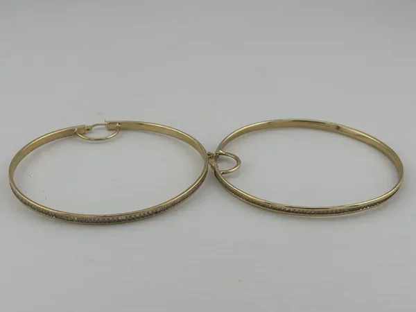 Aretes Aros delgados en Oro Sólido de 14K – Diseño Clásico Grabado | Joyamex - Image 2