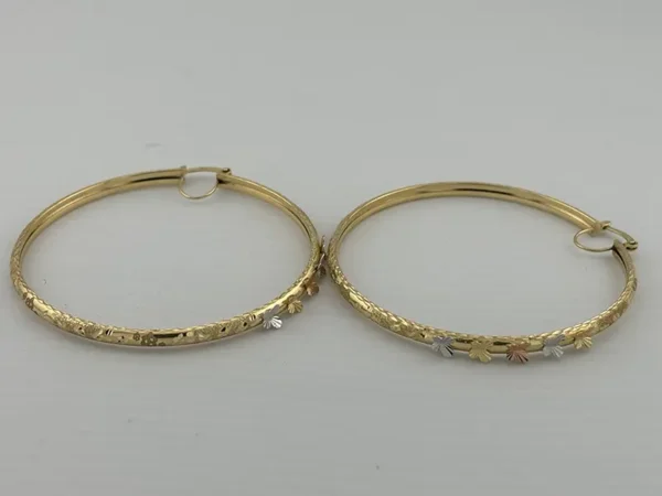 Aretes Aros en Oro Sólido de 14K con Flores Tricolor – Diseño Grabado Artesanal | Joyamex - Image 2