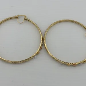 Aretes Aros en Oro Sólido de 14K con Flores Tricolor – Diseño Grabado Artesanal | Joyamex