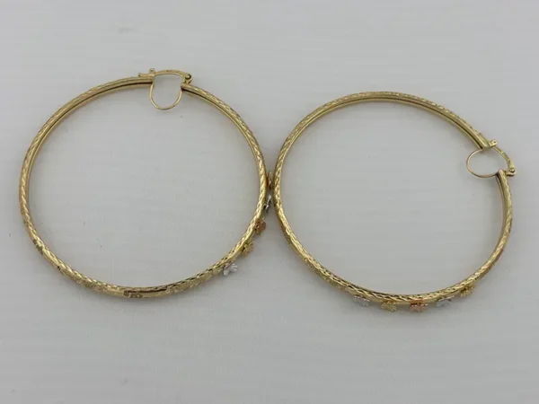 Aretes Aros en Oro Sólido de 14K con Flores Tricolor – Diseño Grabado Artesanal | Joyamex