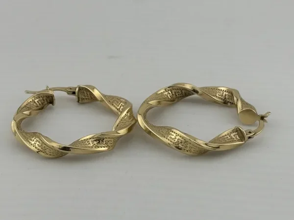 Aretes de Aro Retorcido en Oro Sólido de 14K – Diseño Texturizado con Corte Diamante | Joyamex - Image 2