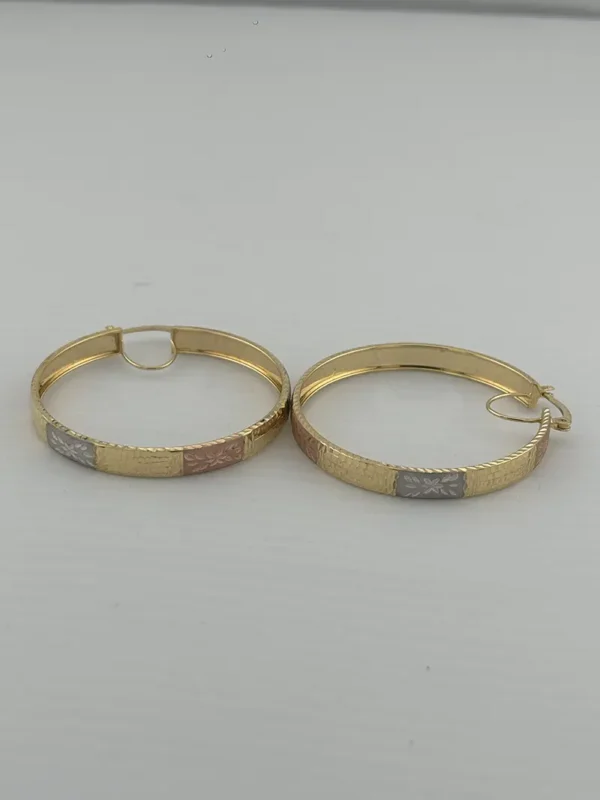 Aretes Aros en Oro Sólido de 14K Tricolor – Diseño Grabado Clásico | Joyamex