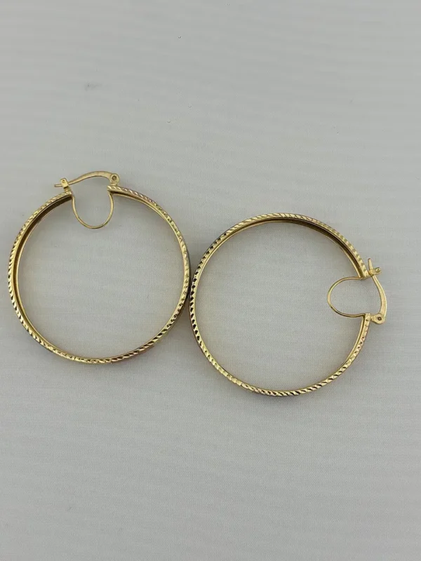 Aretes Aros en Oro Sólido de 14K Tricolor – Diseño Grabado Clásico | Joyamex - Image 2