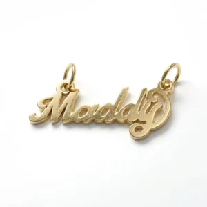 Dije con nombre Maddy en oro 14k