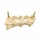 Dije personalizado en oro con nombre Andrea y diseño floral