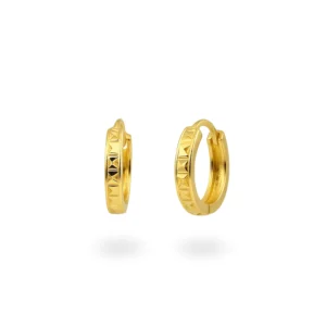 Mini aretes tipo aro grabados en oro – Elegancia discreta y clásica