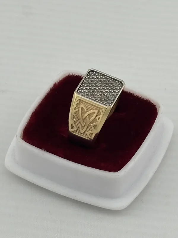 Anillo de Oro para Caballero con Parte Superior Texturizada Plateada y Grabado Tribal | Joyamex