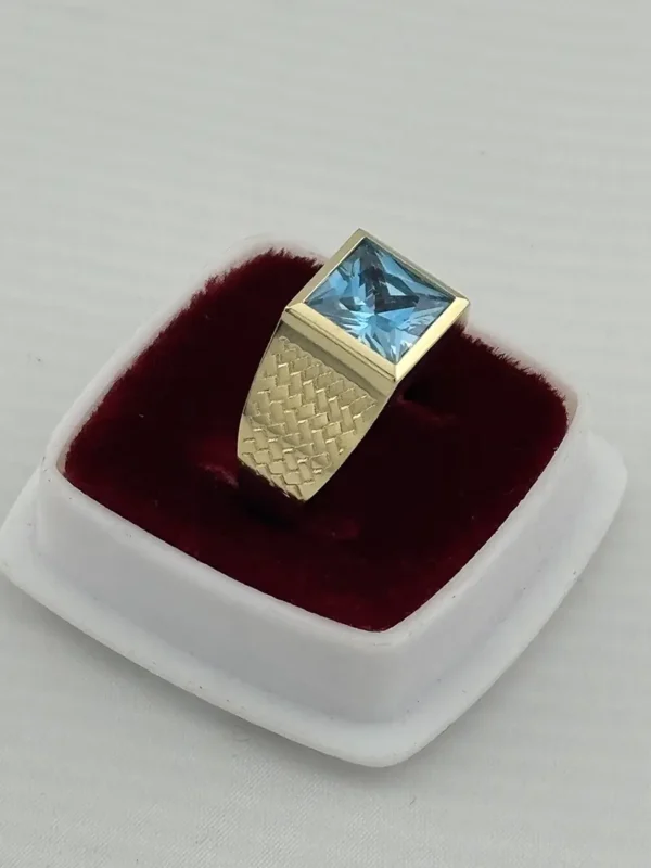 Anillo de Oro para Caballero  con Piedra Azul Cuadrada – Diseño Texturizado Tipo Tejido | Joyamex