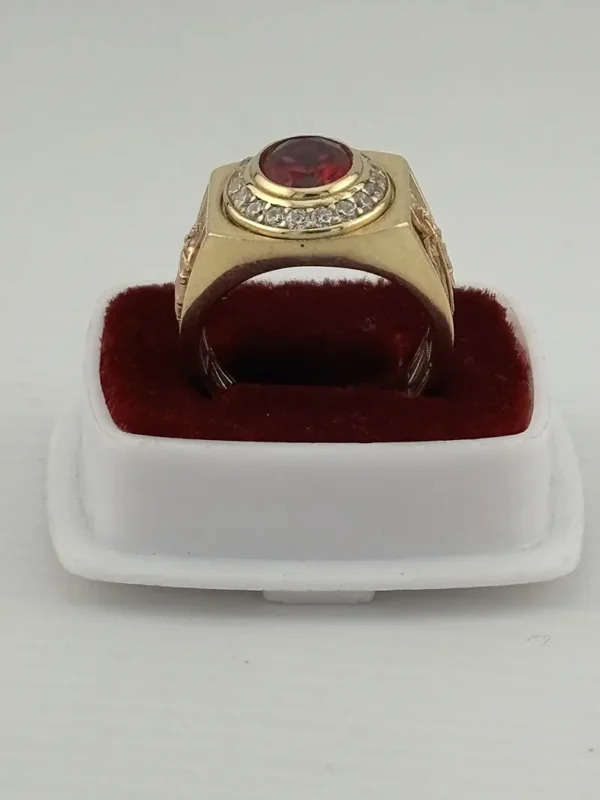 Anillo de Oro para Caballero con Piedra Roja y Grabado Religioso – Diseño Ovalado con Zirconias | Joyamex - Image 2