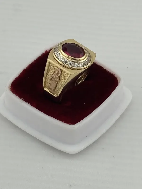 Anillo de Oro para Caballero con Piedra Roja y Grabado Religioso – Diseño Ovalado con Zirconias | Joyamex